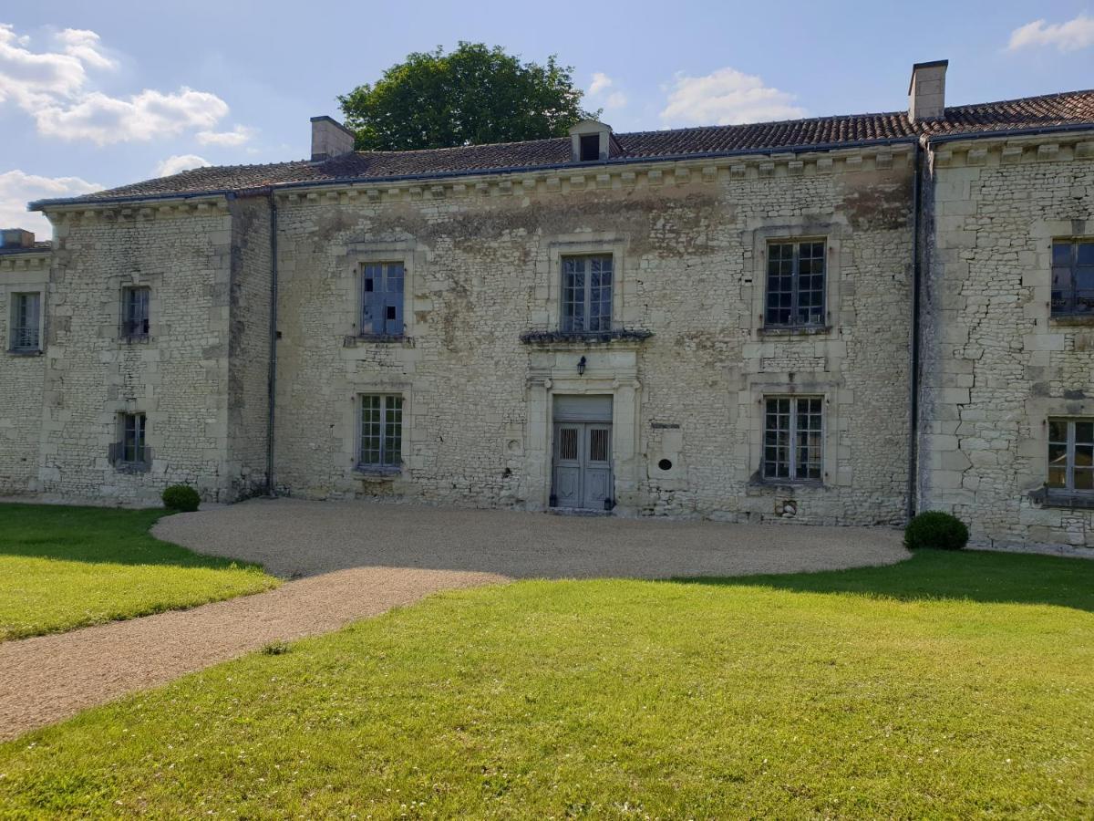 Domaine De Bourgville Monts-sur-Guesnes Exterior photo