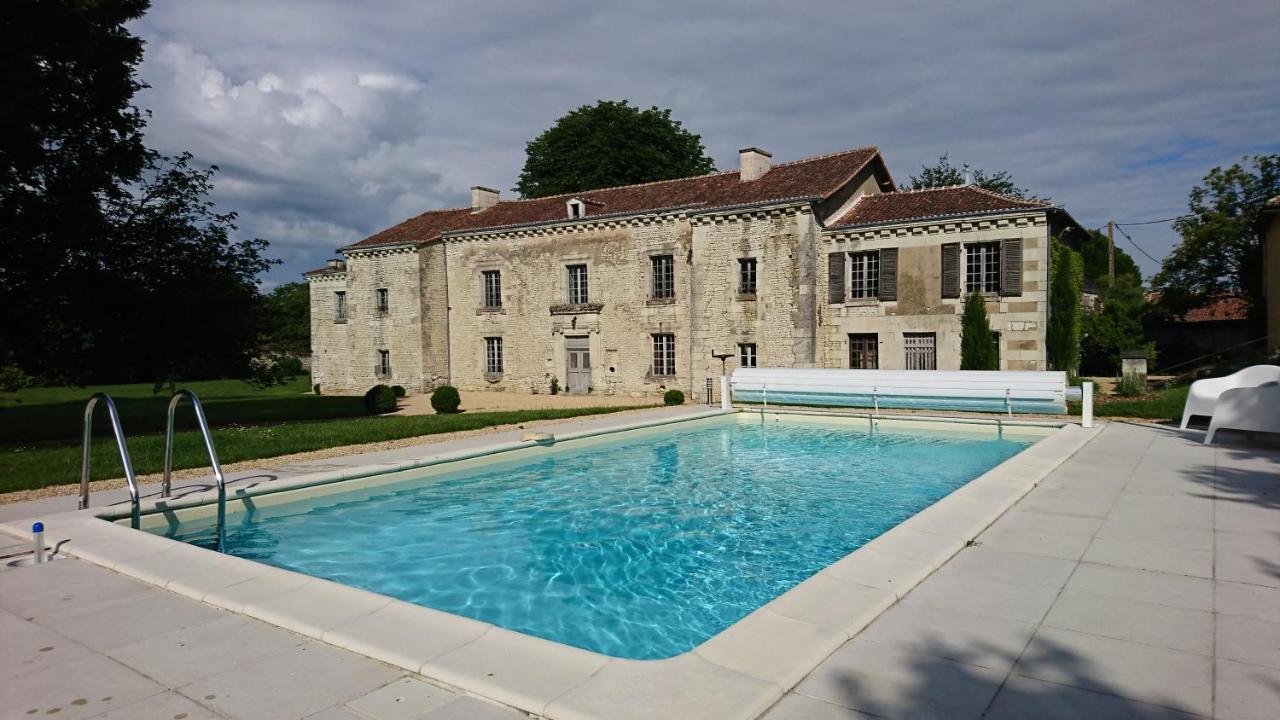 Domaine De Bourgville Monts-sur-Guesnes Exterior photo